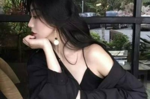 75岁的刘晓庆与网红王婆同台全程冷脸少互动被质疑是耍大牌！
