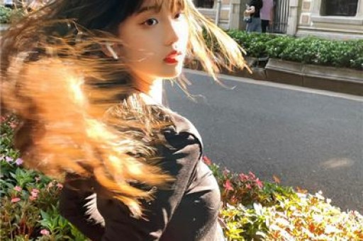 女星超大牌排场惹热议与男助理亲密举动引全网吵翻